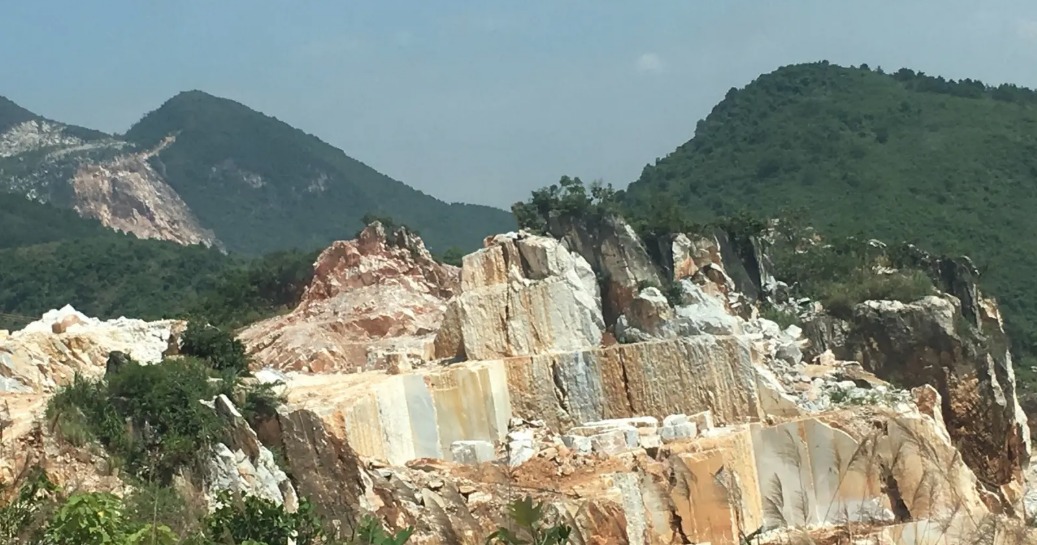 成交价超8.8亿元，资源储量近2亿方，广西贺州一花岗岩矿成功出让
