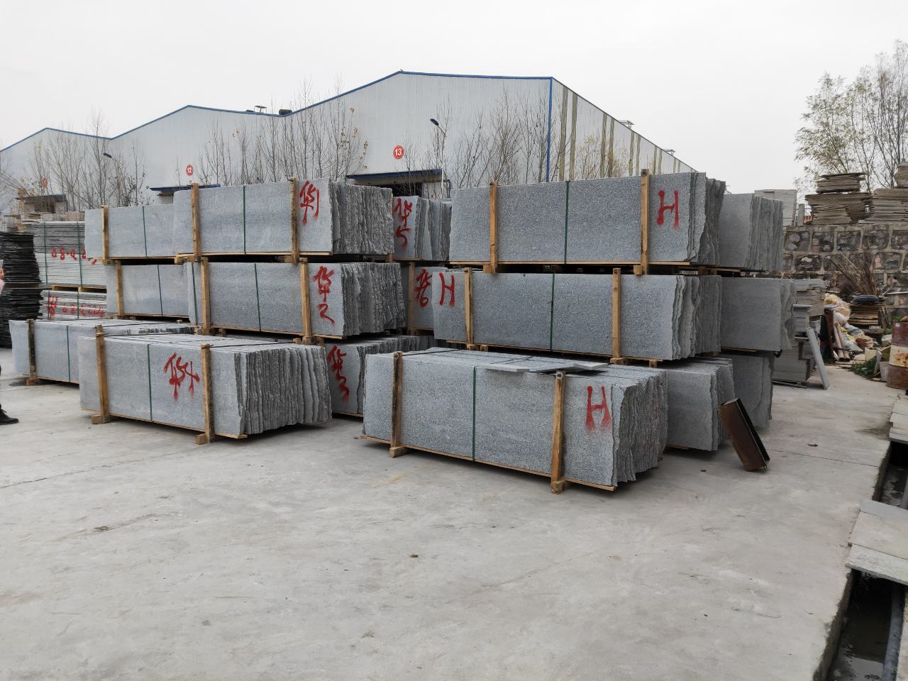 小铁灰条板芝麻灰花岗岩毛光板有现货,欢迎-供应信息-中国石材网