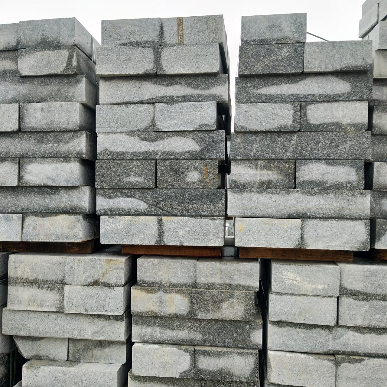 江西芝麻灰70头路沿石,60头地铺料大量现货-求购信息-中国石材网