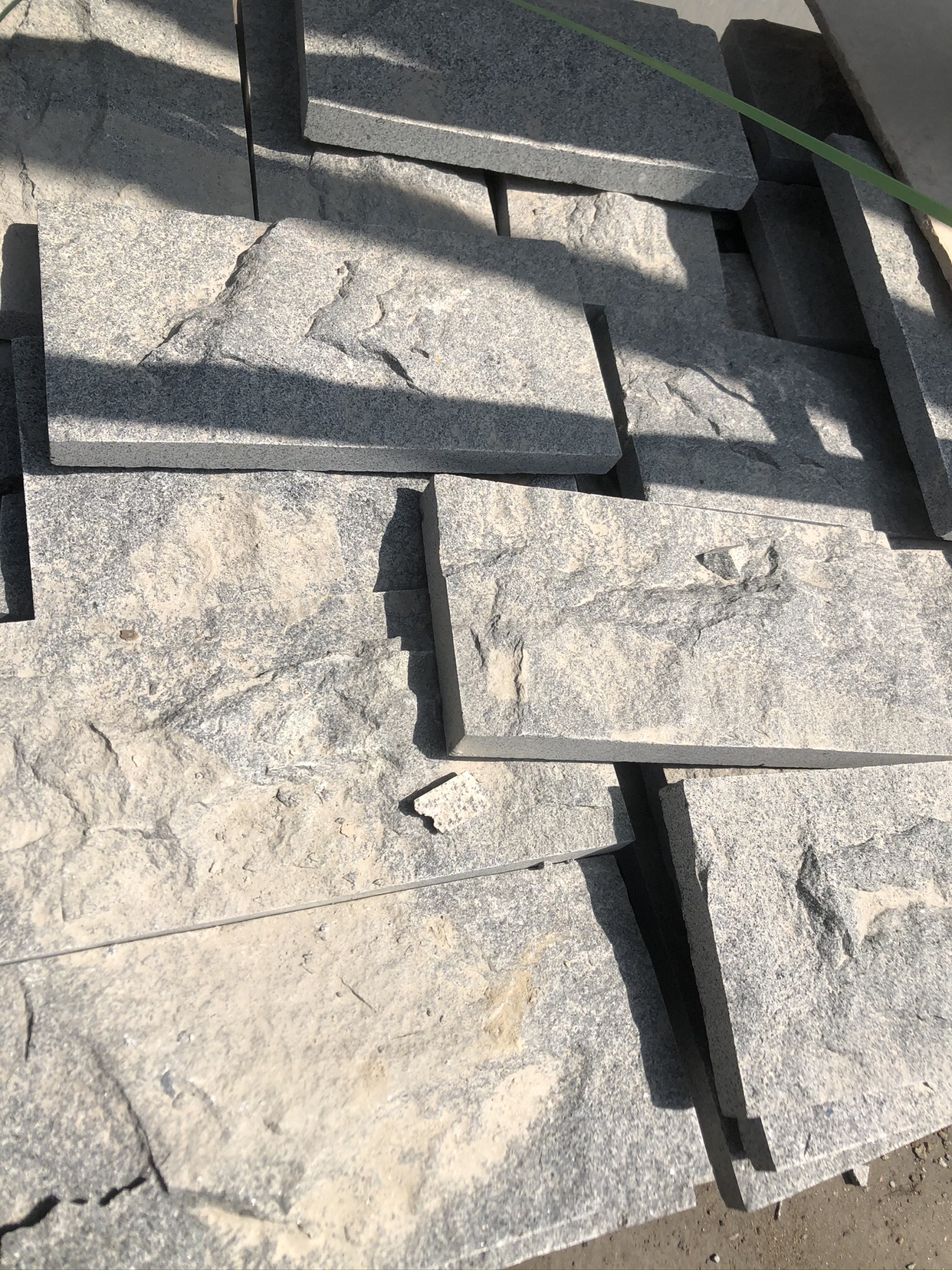 石材商圈 特价福建老矿,新矿芝麻黑 芝麻灰 各种规格 自然面 弹石