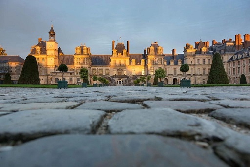 法国最大的王宫之一是如何用石材的？